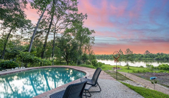 The Oasis-Lakehouse W/Heated Pool, Spa,Arcade, on 1 Acre