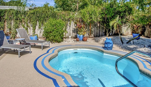 The Oasis-Private Heated Pool, Hot Tub, Outdoor living space-5mi to beach
