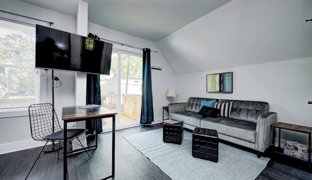 The Oasis Studio is a cozy, pet-friendly vacation rental in Fountain Square, Indianapolis. Enjoy vibrant décor, modern amenities, and walkable access to live music, dining, and art. Perfect for couples or solo travelers seeking a stylish urban escape