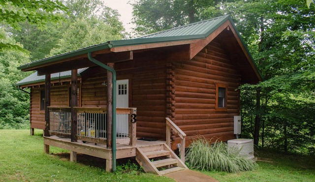 The Oasis - Visit The Oasis - a cozy, pet-friendly cabin just minutes from Hocking Hills State Park. Private tot tub and serene outdoor space to reset in nature.