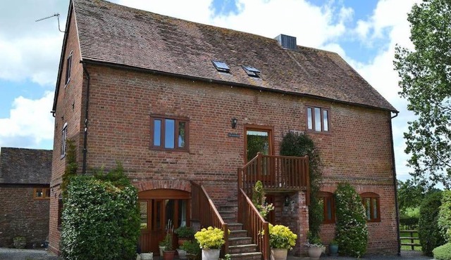 The Oast House - farm stay apartment set within 135 acres