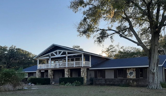 The "Observatory". A spacious apartment on a gated horse farm.