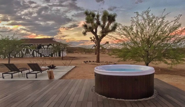 The Ocotillo - Secluded Stargazing, Stunning Views, Art, Ho Tub & Pet Friendly!