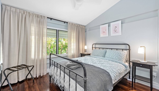 The Office! 1 Bed/1 Bath ~ New Farm