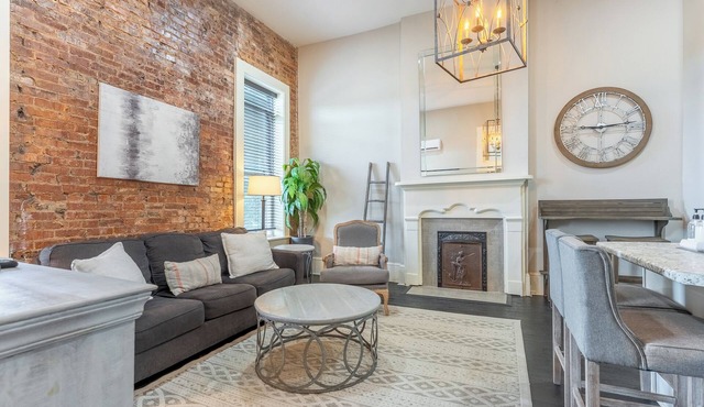 The Officer-Chic 1 bedroom on the Historic Square