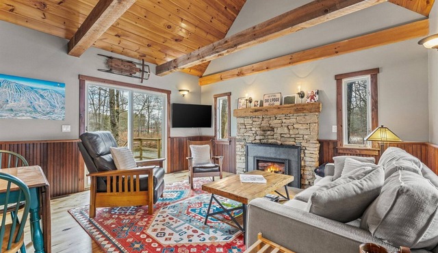 The Okemo Cabin, Cozy 3 Bedroom Cabin minutes to Okemo and VAST Trail System