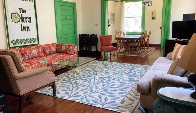 The Okra Inn Carrollton - Private Rooms in Beautiful 6 BR Inn, Parking, Backyard