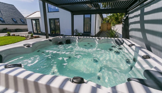 The Old Abbey - a hot tub that sleeps 16 guests in 6 bedrooms