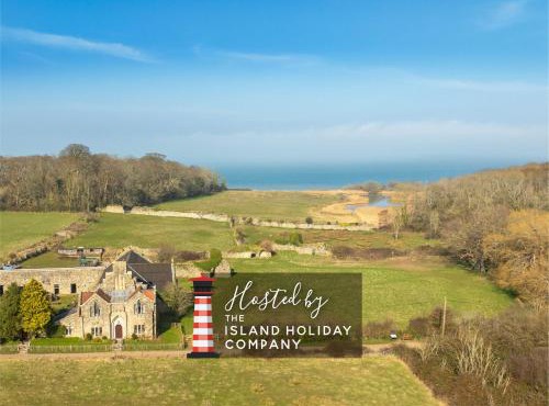 The Old Abbey Farmhouse - Stay at Quarr Abbey Monastery - Pet-Friendly Farmhouse with History & Countryside Views, surrounded by woodland & nature