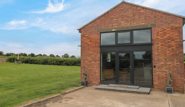 THE OLD AMBULANCE HOUSE, pet friendly, with a garden in Middlezoy