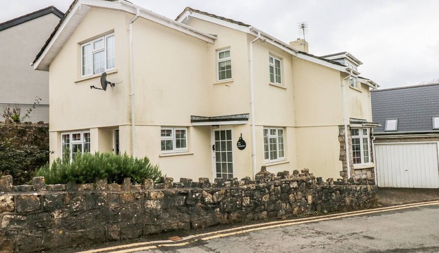 THE OLD BAKEHOUSE, pet friendly, with a garden in Llantwit Major