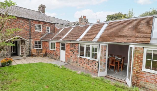 THE OLD BAKEHOUSE, pet friendly, character holiday cottage in Avebury