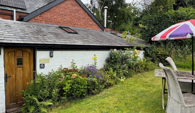 THE OLD BAKEHOUSE, pet friendly, with open fire in Pembridge