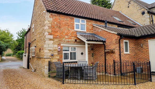 THE OLD BAKERY COTTAGE, pet friendly, with a garden in Peterborough