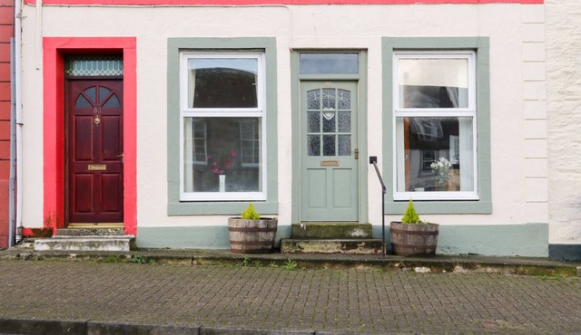 THE OLD BAKERY, pet friendly, with hot tub in Whithorn