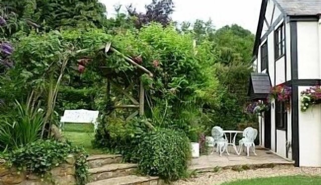 The Old Bakery Mollington Banbury OX17 1AY North Oxfordshire holiday home