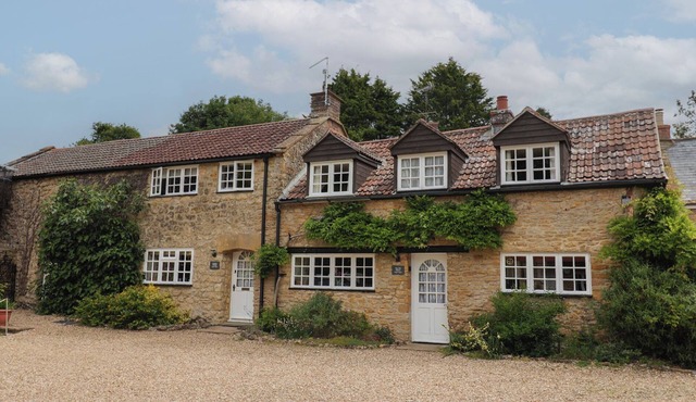 THE OLD BAKERY, pet friendly, character holiday cottage in Mosterton