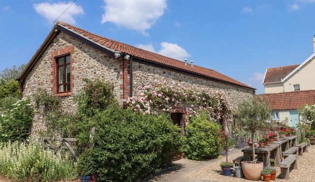 THE OLD BARN, pet friendly, with open fire in Colyton