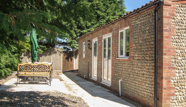 THE OLD BARN, pet friendly, character holiday cottage in Walcott