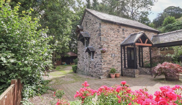 THE OLD BARN, pet friendly, with a garden in Ruthin
