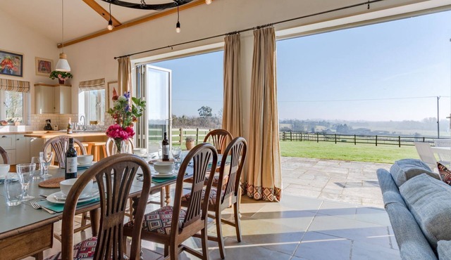 The Old Barn, Witney - sleeps 6 guests in 3 bedrooms