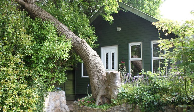 THE OLD BOATHOUSE, character holiday cottage, with a garden in Gweek