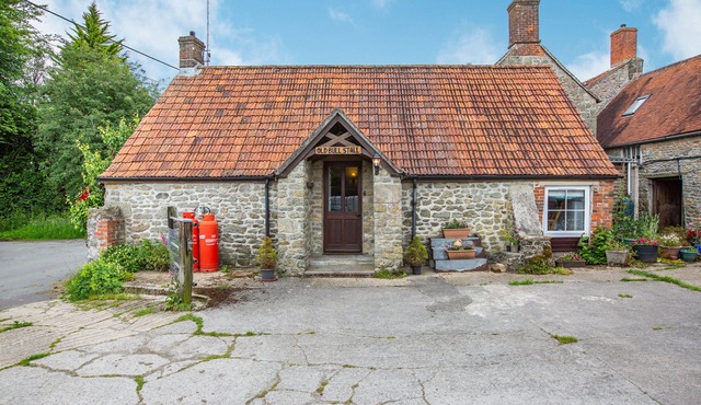THE OLD BULL STALL, pet friendly, with a garden in Penselwood