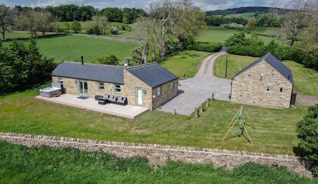 THE OLD BYRE, pet friendly, with hot tub in Middleton-In-Teesdale