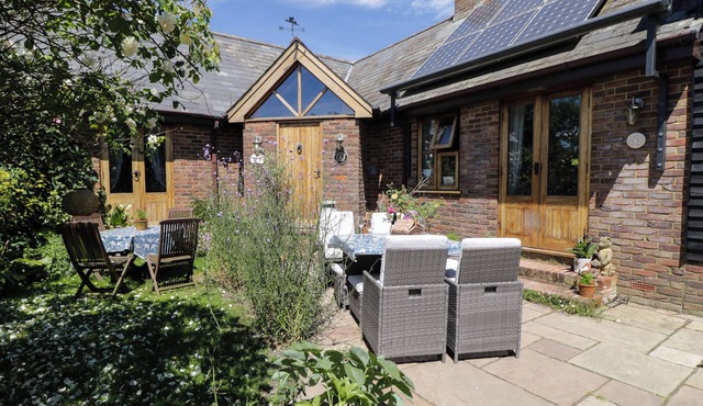 THE OLD BYRE, pet friendly, with open fire in Woodfalls