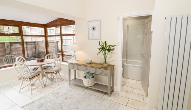 THE OLD CARRIAGE HOUSE, character holiday cottage in Callow End