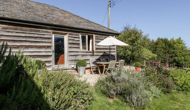 THE OLD CART SHED, pet friendly, with a garden in Rockbourne