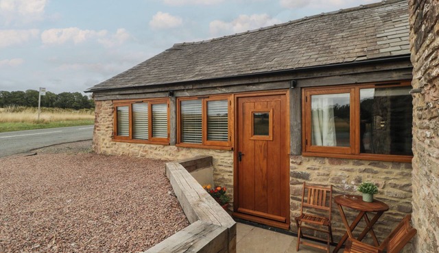 THE OLD CART SHED, romantic, character holiday cottage in Gorsley