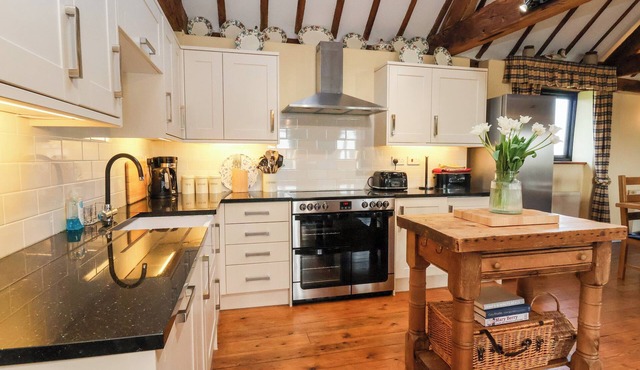 THE OLD CARTHOUSE, pet friendly, character holiday cottage in Bunbury
