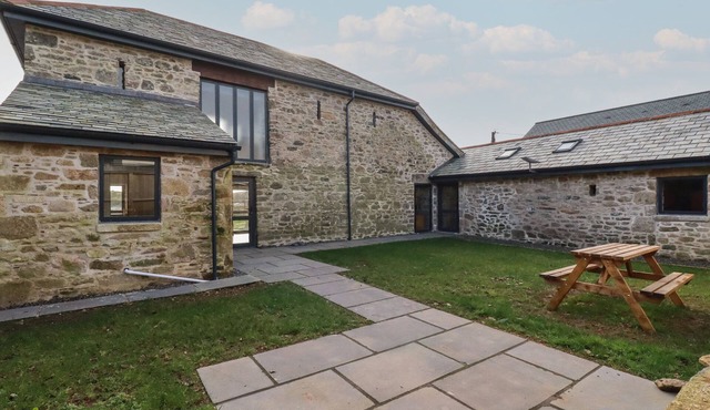 THE OLD CATTLE BARN, pet friendly, with a garden in Launceston