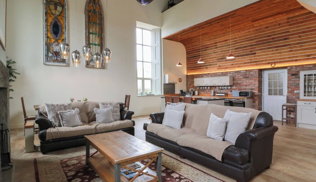 THE OLD CHAPEL, pet friendly, with open fire in Norham