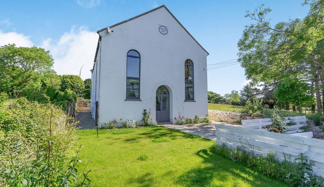 THE OLD CHAPEL, pet friendly, with open fire in Praze-An-Beeble