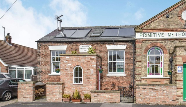 THE OLD CHAPEL, pet friendly, luxury holiday cottage in Hornsea