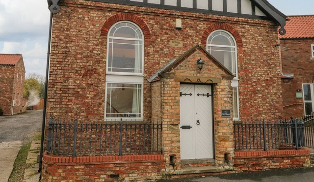 THE OLD CHAPEL, pet friendly, luxury holiday cottage in Bishop Wilton