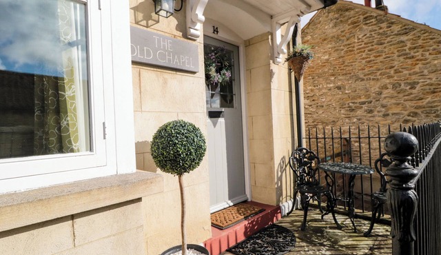 THE OLD CHAPEL, pet friendly, with hot tub in Brompton-By-Sawdon