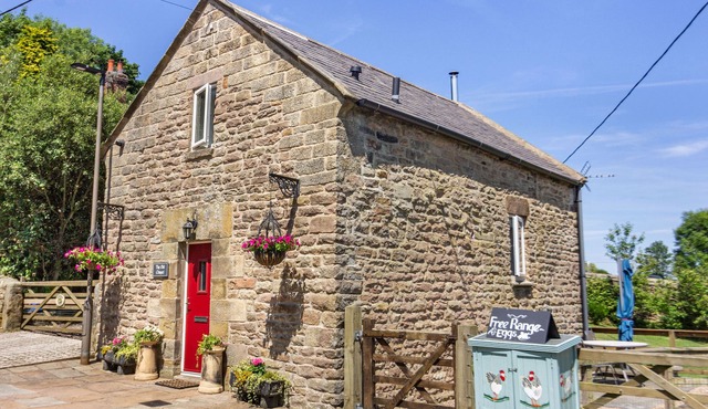 THE OLD CHAPEL, romantic, luxury holiday cottage in Crich