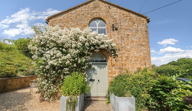The Old Chapel - sleeps 6 guests in 3 bedrooms
