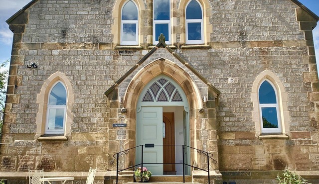 The Old Chapel Tideswell Peak District - 2 ensuite bedrooms- private parking