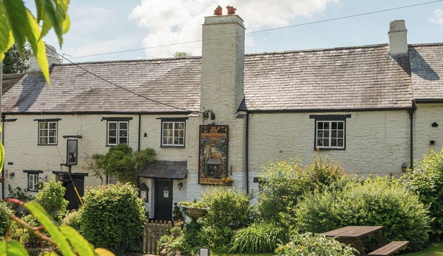 THE OLD CHURCH HOUSE, pet friendly, with open fire in Torbryan