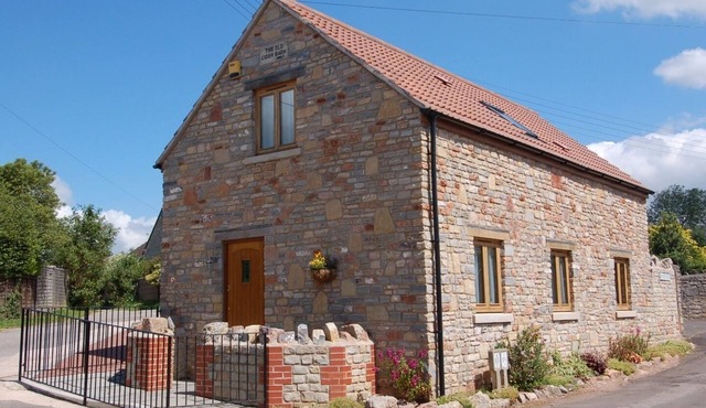 THE OLD CIDER BARN, country holiday cottage, with a garden in Wells