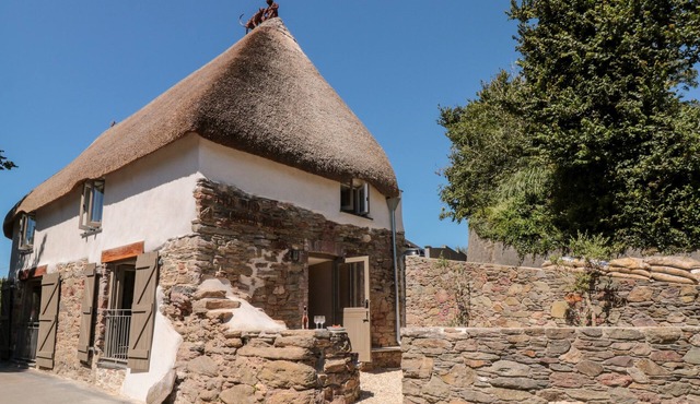 THE OLD CIDER BARN, pet friendly, with a garden in Hope Cove