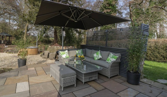 THE OLD CIDER HOUSE, pet friendly, with hot tub in Hanley Swan