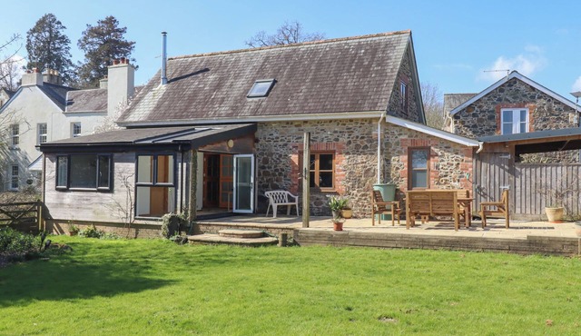 THE OLD COACH HOUSE, pet friendly, with open fire in Bovey Tracey