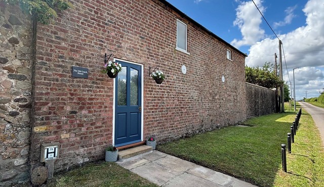 THE OLD COACH HOUSE AT THE VICARAGE, pet friendly in Hornsea