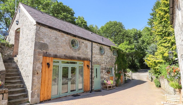 THE OLD COACH HOUSE, family friendly in Llanarmon-Yn-Ial
