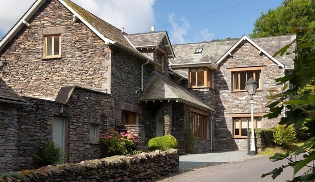 THE OLD COACH HOUSE, pet friendly, with open fire in Troutbeck